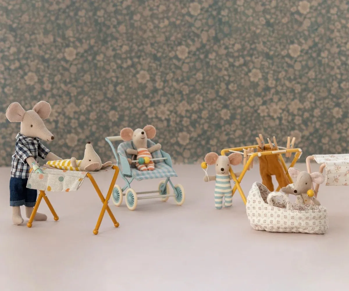 Maileg: Nursery table, Baby mouse- Ocher