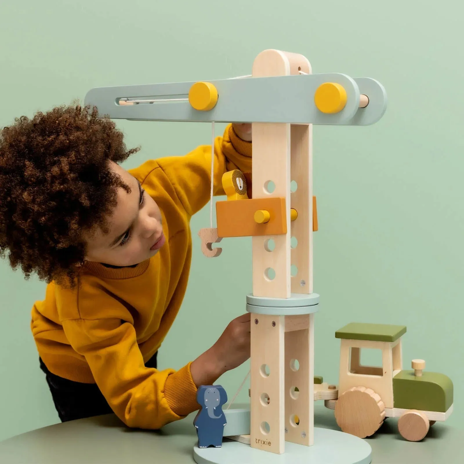Trixie: Wooden construction crane