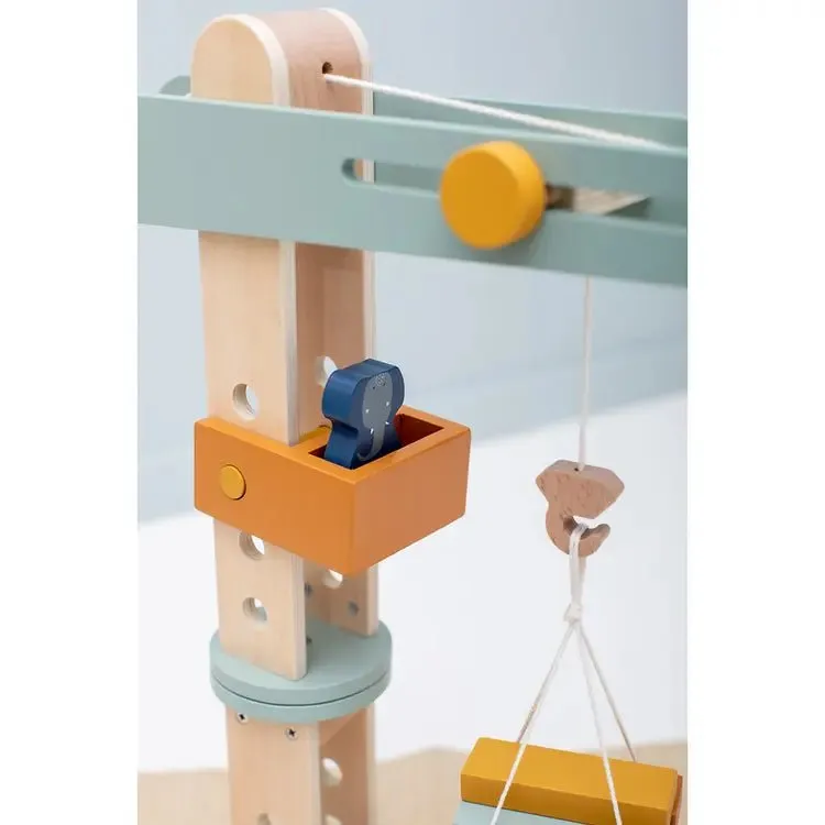 Trixie: Wooden construction crane